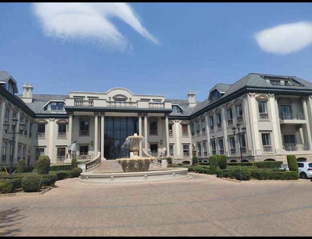4,132M² OFFICE FOR SALE IN BRYANSTON